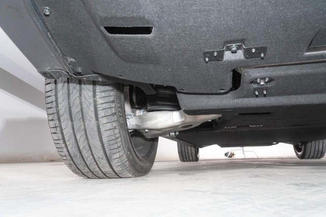 底盘方面,红旗e-hs9采用了前双叉臂 后多连杆独立悬架,豪车标配的底盘