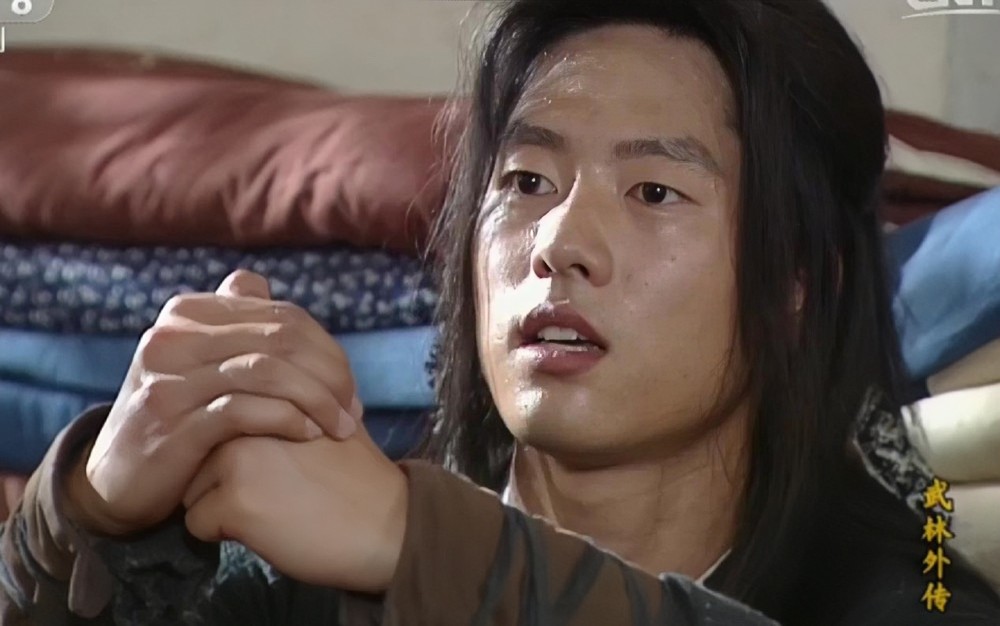 和凌潇肃还无比恩爱,凌潇肃探班时还友情客串了最后一集的捕头凌腾云