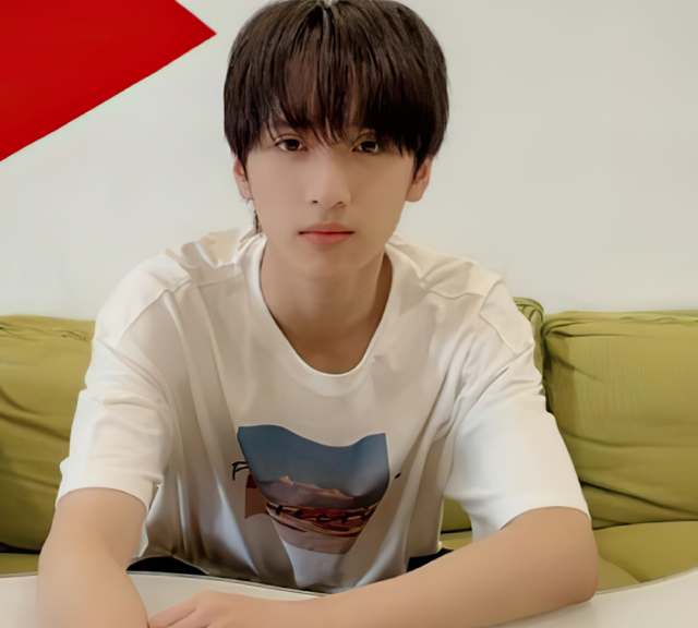 严浩翔晒作业照老师对他评分很高在学校并没有被特殊照顾