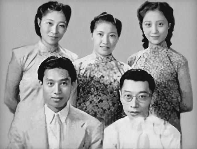 后排右一为成家榴,前排右一为傅雷多年后,傅雷的儿子傅敏在回忆起父亲