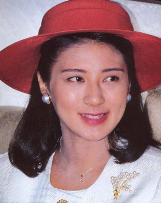 纪子妃41岁生下儿子,招牌笑容变了味像狐狸,雅子比她和善得多