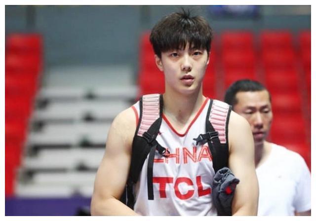广东男篮两消息：朱芳雨支持球队核心登陆NBA，为易建联提供顶薪遭拒