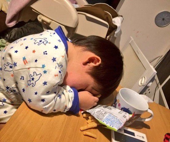 宝宝吃饱了就睡