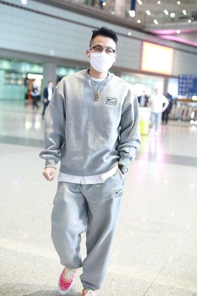 欧豪把休闲装穿出"大佬感",内在痞气真藏不住,硬汉形象撩人_腾讯新闻