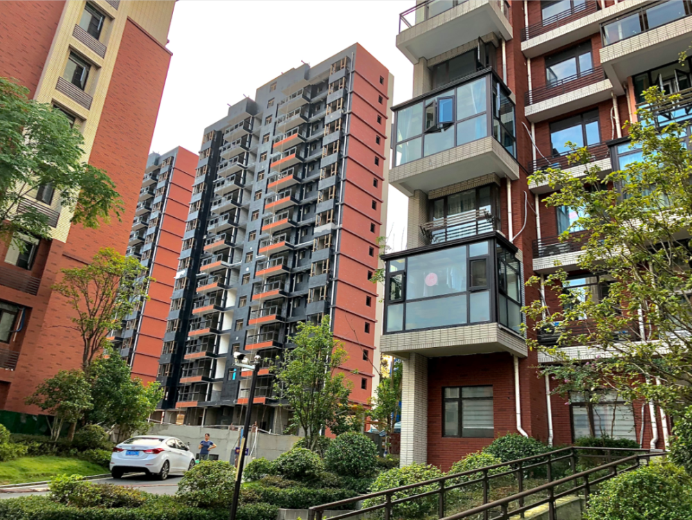 辉鹏·枫林映像小区实景两梯两户,1:2车位比,外揽一城精粹,内瞰万千