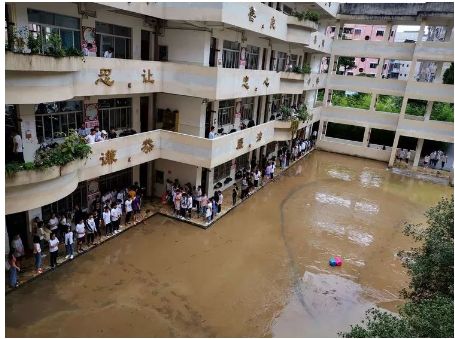 河南暴雨后的学校,师生在校园里大显身手,成为最安全的地方