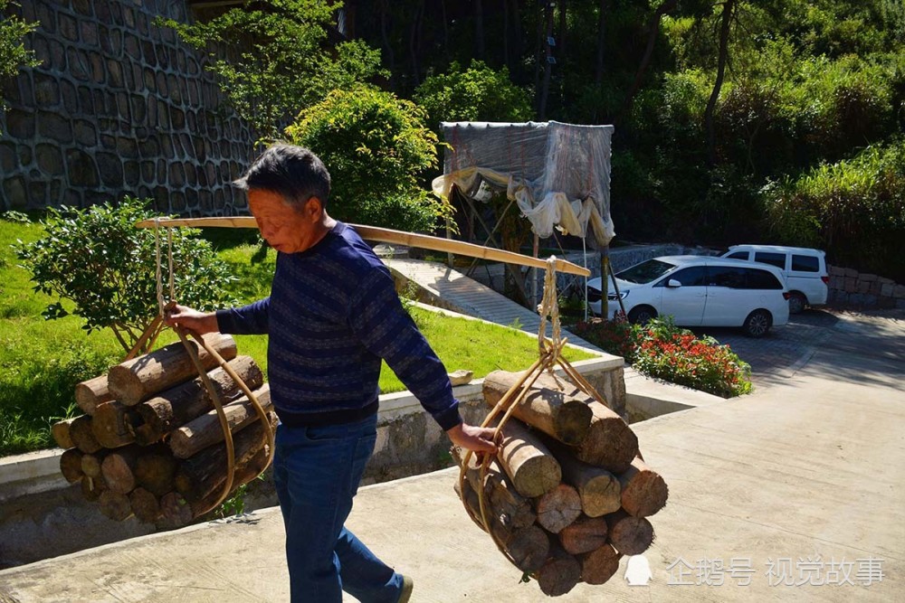 村民在山中做别墅,屋前建广场装篮球架,称比城里住着舒服