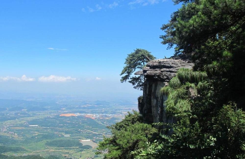 江西一座东偎鄱阳湖南靠南昌滕王阁的山是国家aaaaa级旅游景区
