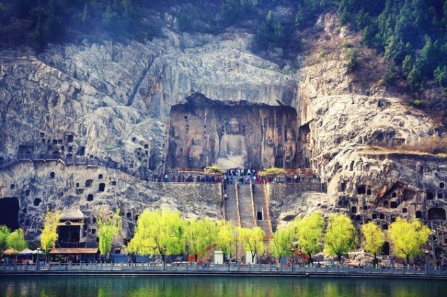 龙门石窟位于中国河南省洛阳市南郊的龙门山和香山崖壁上