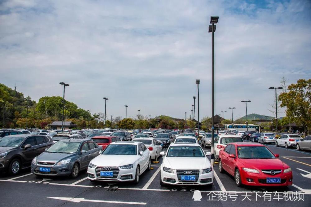 奔驰乱停车被报复，车轮被人上了70多把锁，开锁匠：车子别要了吧