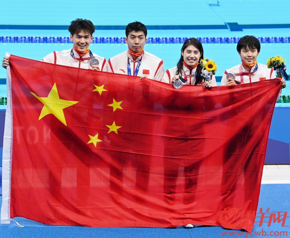徐嘉余,闫子贝,张雨霏,杨浚瑄混合泳接力摘银,中国泳军值得骄傲