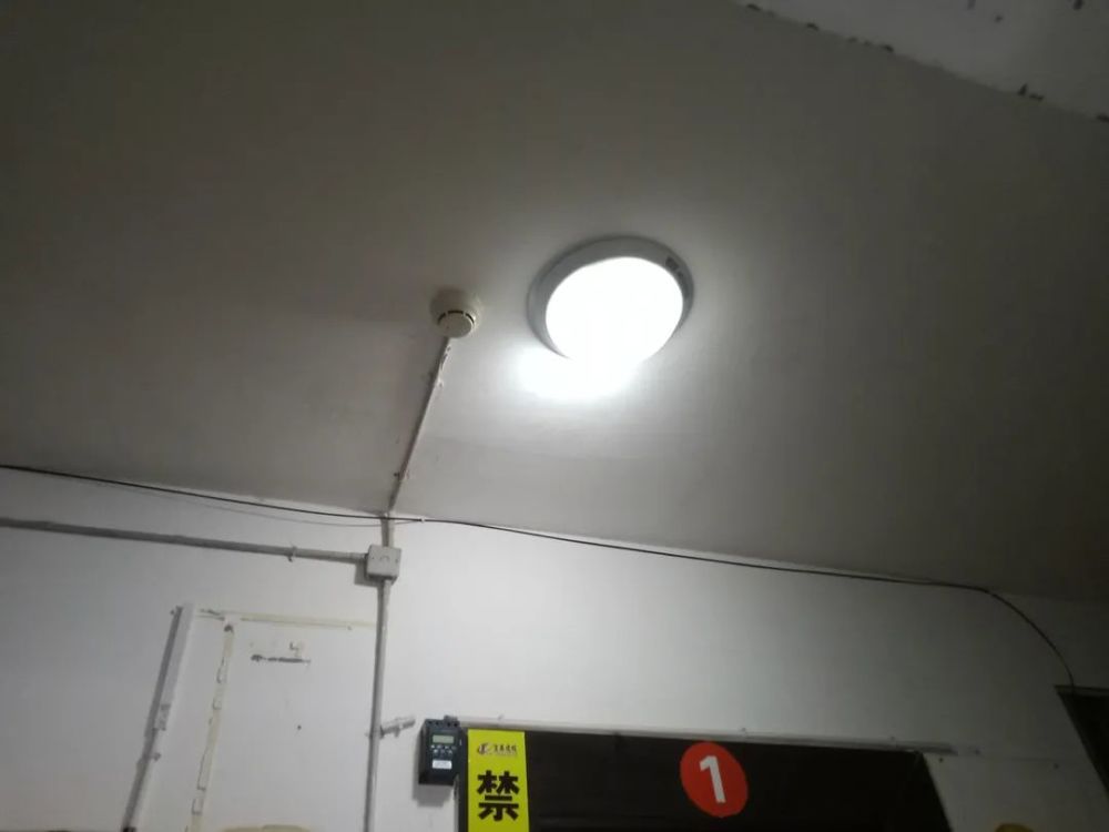 照明设施损坏无葛洲坝街道东方花苑小区每个单元至少配备1个灭火器.