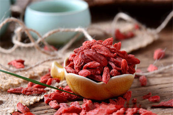 枸杞加上峪荟草的补肾固精作用,才能起到补肾,补阳气的效果,改善肾