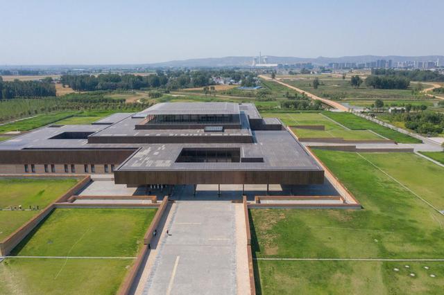 二里头遗址考古发现的宫殿遗址和众多贵族器物,墓葬,也让众多考古学家