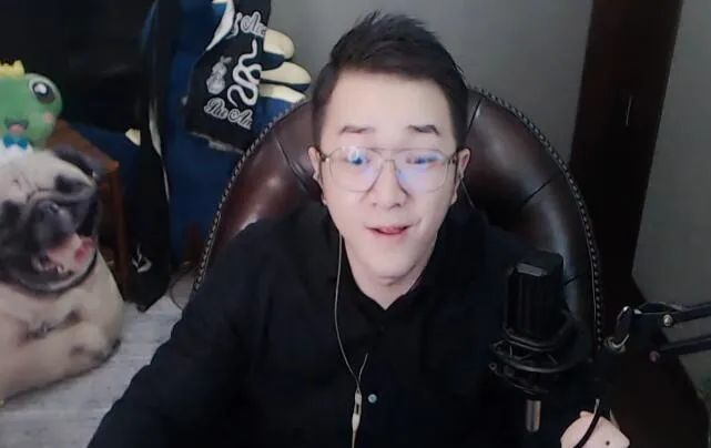 yy毕加索直播十周年,与女管理官宣已结婚,三喜临门老婆已有身孕