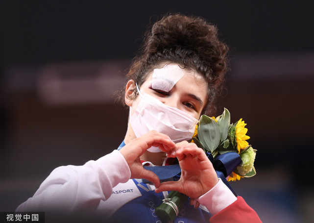 别样风景 中国健儿领衔 奥运赛场上演花式比心