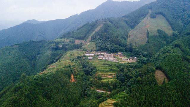 在粤北还有一个小城,有这么漂亮的山区,真是休闲避暑,好去处
