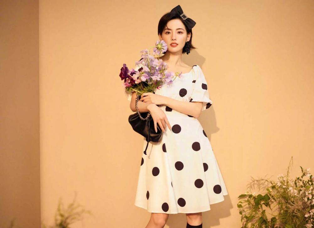 尤其是身材娇小的小个子女性可多尝试这种短款的印花裙,瞬间增添甜美