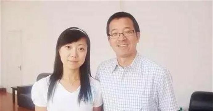 图书馆停电,俞敏洪淡定的掏出打火机,借着打火机微弱的光亮,带着杨