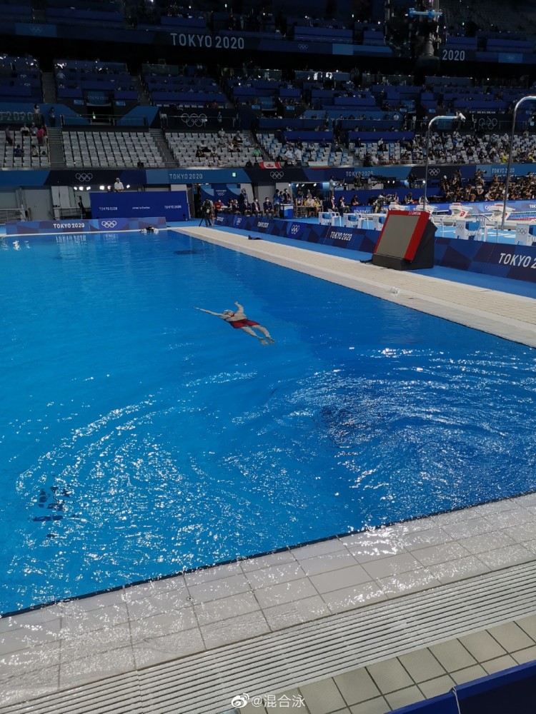 北京时间7月31日,中国游泳队工作人员通过社交媒体晒出张雨霏在跳水池