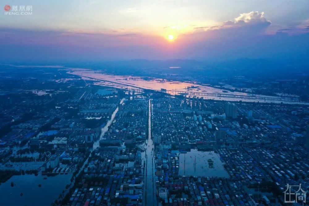 河南省卫辉市航拍图,整个卫辉市浸泡在水中.