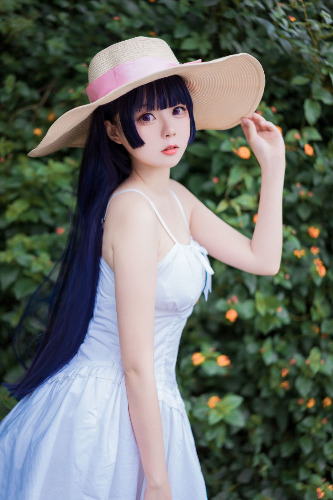 兰帐玉人睡觉,怪春衣,雪沾琼缀.绣床旋满,香球无数,才圆却