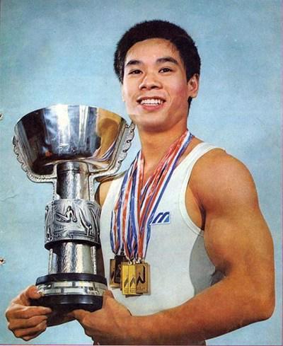 赢百枚金牌娶冠军青梅退役从商也成功体操王子李宁现状如何