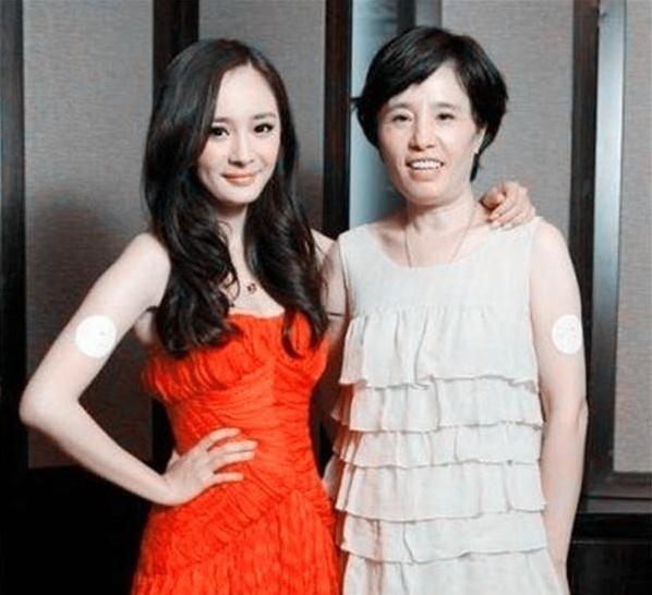 赵丽颖妈妈端庄杨幂妈妈大气刘诗诗妈妈气质唯独她媚过了女儿