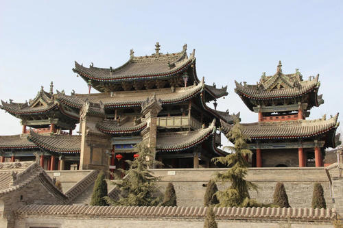 三座古楼并排矗立,以中间主楼最为高