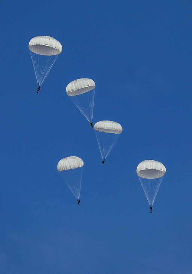 庆八一高原精准突击空降兵某旅组织新型伞空降空投训练