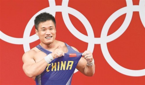 男子举重81公斤级37岁吕小军打破奥运会纪录夺冠