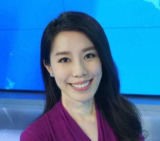 李斌跟王屹芝是通过相亲认识的,两个人第一次见面就一见钟情,马上谈到