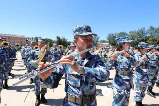 的"高光时刻"之一——他在中国人民解放军联合军乐团担任长笛演奏员