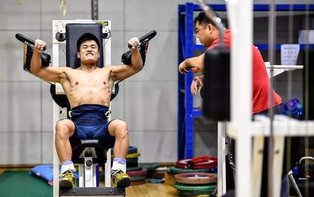 37岁不老传奇吕小军举重81公斤级夺金在欧美健身圈他很火