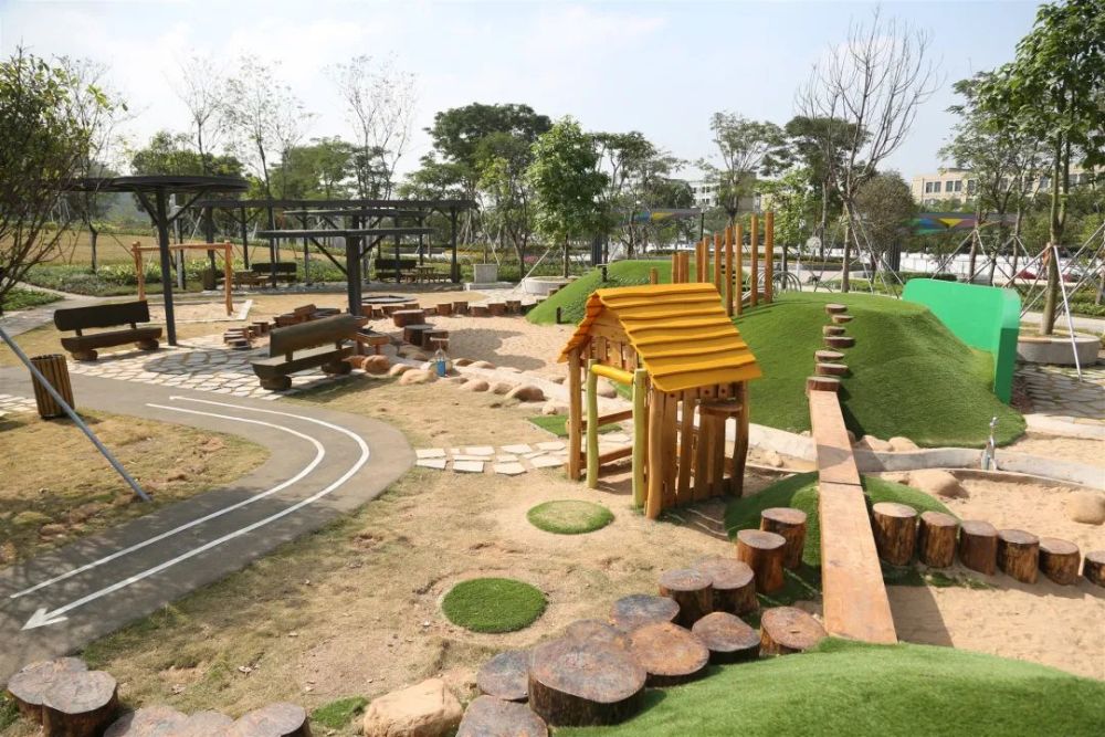 宝安区凤凰山人才林公园是全市首个区级人才主题公园,坐落于"宝安第一