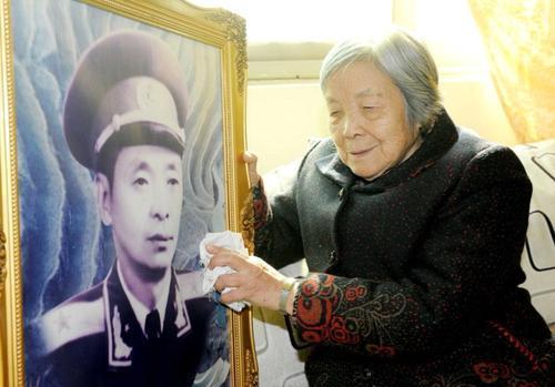 农民将军甘祖昌15岁革命50岁授少将52岁带全家14口回乡务农