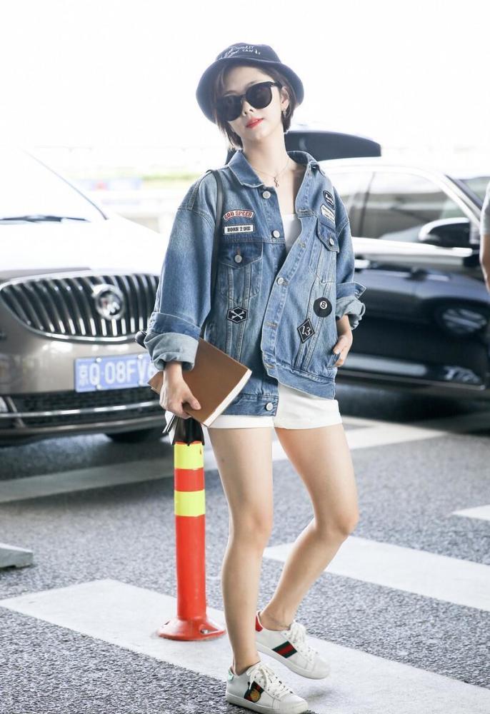 31岁谭松韵又美了,穿牛仔外套配白色短裤清爽减龄,甜成邻家小妹