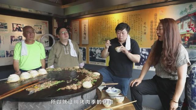 夏天到烤肉季,武吃的房间没空调,大炙子底下还有炭火熊熊燃烧,待一小