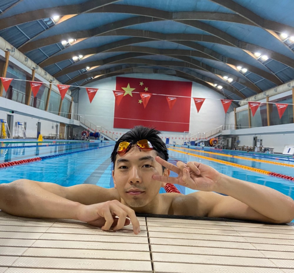 赛场上也彬彬有礼的"亚洲蛙王"闫子贝:越努力越幸运_腾讯新闻
