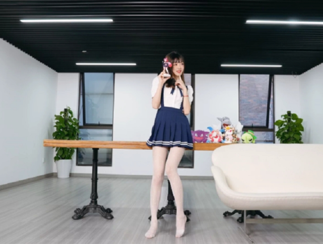 解说灵儿晒白丝jk照看到她抬腿的一瞬间粉丝信息量有点大