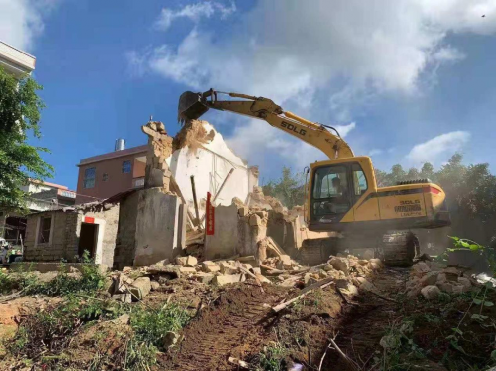 筑牢安全防线拆除老旧危房既美环境又保平安