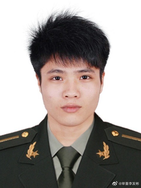 致敬奥运冠军李发彬晒出军装证件照英姿飒爽帅出新高度