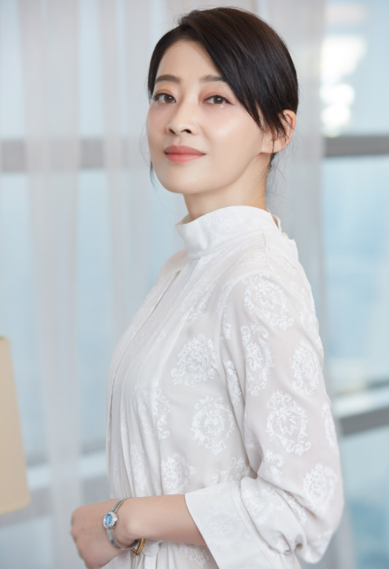 梅婷太懂给穿搭做减法,穿白色连衣裙优雅高贵,简约却高级