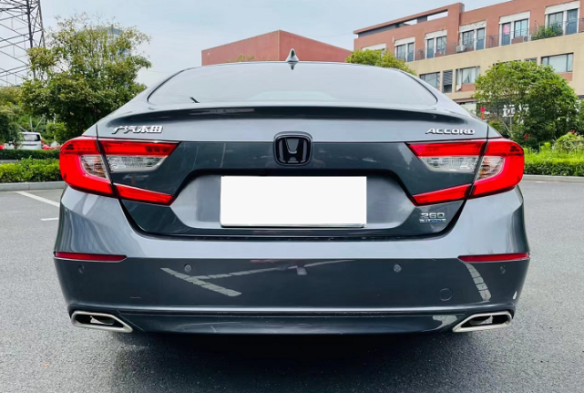 少见的金属色体验本田雅阁银色外观很燃价格又降了