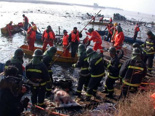 包頭空難現場照片:飛機掉湖裡,砸死冬泳者,美貌空姐遇難!