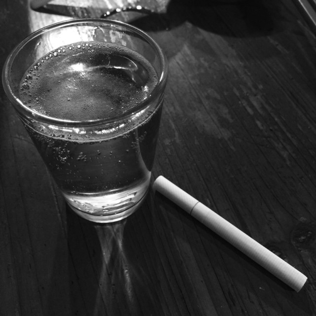 香烟与烈酒,沉默中爱你(女孩们珍惜你身边的男人,他们很累)