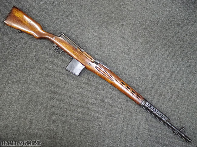日本古董枪店展示苏联svt-40早期型步枪 与后期型对比细节差异