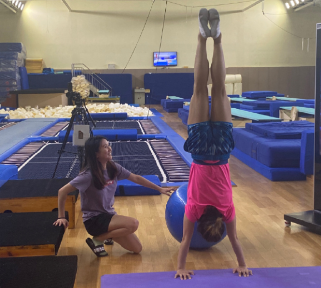 30岁施廷懋奥运4金追平郭晶晶,倒立训练动作真美