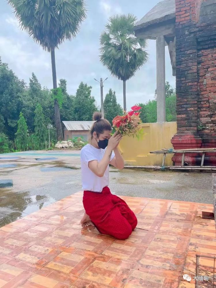 缅甸炙手可热的网红nay sann过生日,他准备了大量的米,鸡蛋,面条送给