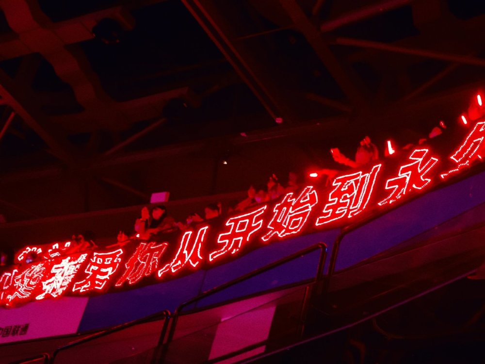 歌王华晨宇高燃献唱和平精英品牌活动歌迷以灯牌深情告白